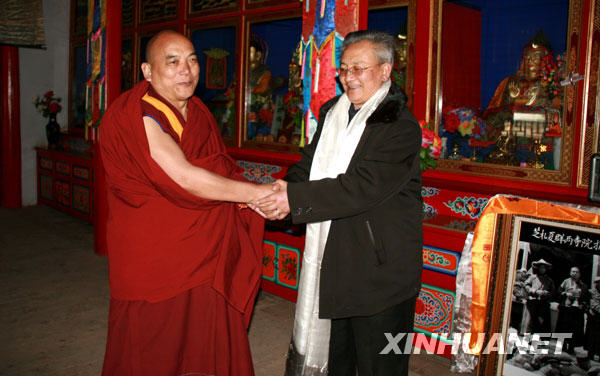 3月7日,夏琼寺格谢**(左)与照片捐赠人何能敏先生亲切握手.